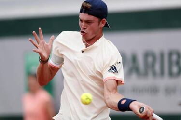 Relentless Nadal pummels Gasquet at French Open