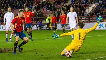 El segundo gol en el hat-trick de Mayoral a Dinamarca.
