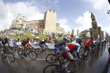El pelotón, durante la carrera en línea de elite masculina en la última jornada de los Mundiales de ciclismo de Ponferrada (León). 
