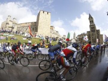 El pelotón, durante la carrera en línea de elite masculina en la última jornada de los Mundiales de ciclismo de Ponferrada (León). 
