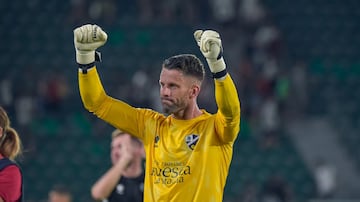 El portero del Huesca destacó con un buen encuentro ante el Oviedo, en el Tartiere. Con 0-0 en el marcador hizo una parada de mérito con un palmeo rápido, para desbaratar una clara ocasión. Además, completó otras tres, que sirvieron para mantener su portería a cero.