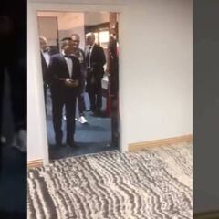 El peculiar look de Bielsa en fiesta de gala del Leeds