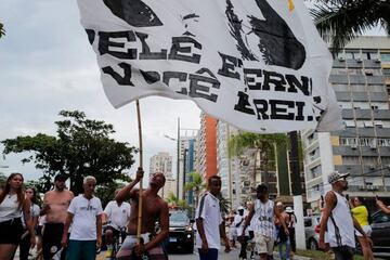 Miles de seguidores se despiden de la estrella brasileña, al paso del camión que transporta el ataúd de Pelé al Cementerio.