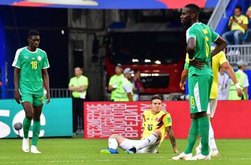 James Rodríguez se resintió de su lesión y tuvo que abandonar el terreno de juego a la media hora de partido. Fue reemplazado por Luis Muriel.