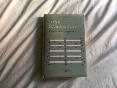 "Al cuarto día, las ratas empezaron a salir para morir en grupos". Durante estos días de coronavirus, en Italia, muchos lectores han aupado a 'La peste' de Albert Camus (Premio Nobel, imprescindible su novela 'El extranjero') al segundo lugar de los libros más vendidos. Durante estos días de coronavirus, sin embargo, llevo en el cuerpo el recuerdo de uno de las lecturas apocalípticas más impactantes de mi vida. 'Ensayo sobre la ceguera' de José Saramago. Un libro tremendo, imprescindible, sobre la condición humana. El egoísmo, la lucha por la supervivencia en una sociedad podrida. De pronto un día un hombre se queda ciego en un semáforo y enseguida eso se convierte en una plaga que afecta a todo el mundo... Menos a una mujer. Brutal. Inolvidable. Uno de esos libros que, después de leer, te acompañarán toda la vida. Adentro, como una semilla entre el tuétano y la piel.