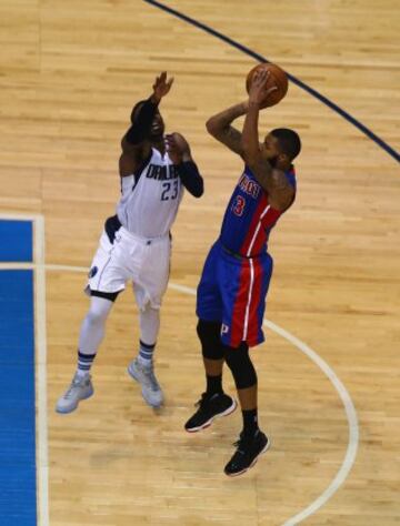 Marcus Morris lanza ante Wesley Matthews.