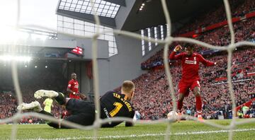 1-0. Divock Origi marcó el primer gol.