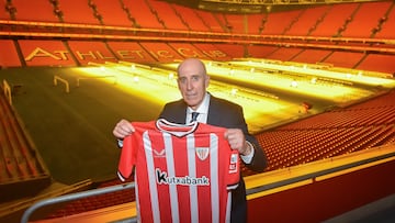 Manolo Sarabia posa para AS con una camiseta rojiblanca en un San Mamés vacío.