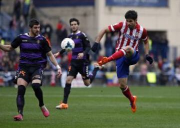 Diego Costa de Atlético de Madrid dispara para anotar el gol 2-0 ante el Real Valladolid durante su partido de fútbol español de Primera División en el estadio Vicente Calderón de Madrid