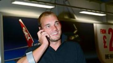 <b>CENTRO DE ATENCIÓN. </b>Sneijder acaparó todas las miradas en el aeropuerto y recibió innumerables llamadas de apoyo.