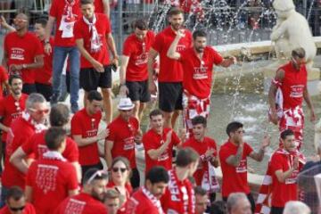 Celebración de los jugadores del Sevilla en la plaza de la Puerta de Jerez, durante el paseo triunfal que ha realizado el equipo esta tarde para festejar y ofrecer a la ciudad su quinta Liga Europa conseguida el pasado miércoles en Basilea (Suiza)