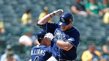 Oakland (United States), 16/06/2023.- Tampa Bay Rays Luke Raley (R) celebrates with Tampa Bay Rays third base coach Brady Williams (L) after Raley hit the go-ahead solo home run off a pitch by Oakland Athletics relief pitcher Austin Pruitt during the eighth inning of the Major League Baseball (MLB) game between Oakland Athletics and Tampa Bay Rays, in Oakland, California, USA, 15 June 2023. (Estados Unidos) EFE/EPA/JOHN G. MABANGLO
