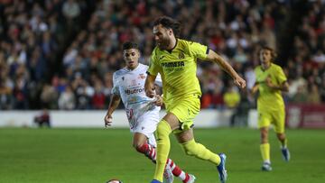 CHICLANA DE LA FRONTERA (CÁDIZ), 02/11/2023.- El delantero del Chiclana, Sergio Alba (i), disputa el balón con Ben Brereton (d), delantero chileno del Villarreal, durante el partido de primera ronda de Copa del Rey entre Chiclana CF y Villarreal CF, este jueves en el Campo Municipal de Chiclana, en Chiclana de la Frontera. EFE/Román Ríos
