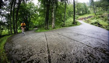 Óscar Freire, ciclista cántabro, subió con AS el puerto donde acabará la 17ª etapa. Varias rampas rebasan el 20%.

 