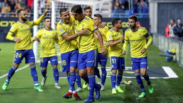 GRAF9648. CÁDIZ, 01/11/2018.- El delantero serbio del Cádiz C.F., Dejan Lekic (c) celebra su primer tanto durante los dieciseisavos de final de la Copa del Rey que enfrenta al Cádiz CF y al RCD Espanyol en el estadio Ramón de C