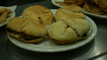 Investigan una muerte y 43 intoxicaciones tras comer montaditos de ‘pringá' en un bar de Córdoba