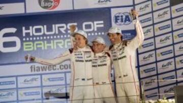Campeones. Webber, a la derecha, con Timo Bernhard  y Brendon Hartley en Bahrain.
