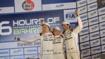 Campeones. Webber, a la derecha, con Timo Bernhard  y Brendon Hartley en Bahrain.