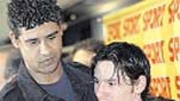 Rijkaard mima a Messi.