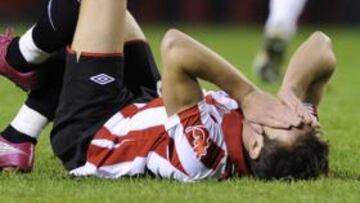 <b>LASTIMADO. </b>Ibai Gómez se tapa el rostro con sus manos después de la desgraciada jugada en la que se le giró la rótula izquierda.