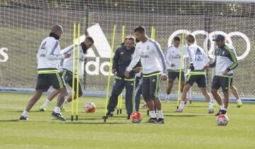 El preparador físico Paco de Miguel observa a Pepe y Cristiano Ronaldo.