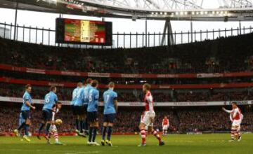 Alexis Sánchez fue la mejor figura de Arsenal: anotó doblete y dio el pase para el tercer gol, en el triunfo sobre Stoke City.