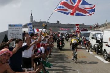 Christopher Froome animado por sus compatriotas británicos.