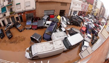 Fotografía de vehículos amontonados luego de ser arrastrados por las inundaciones en Valencia, España.