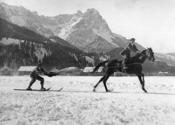 Este deporte de esquí tirado por caballo se sigue practicando en Estados Unidos desde principios del siglo pasado
Si bien hay que decir que sus raíces se remontan a los países nórdicos donde se utilizaba este método como medio de transporte. Existen diferentes variantes de este deporte siendo la modalidad en la que el esquiador lleva las riendas del caballo sin la ayuda de ningún jinete la más pura y célebre. En la imagen una demostración en los juegos olímpicos de 1928.