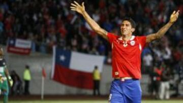 El jugador de Chile Pablo Hernandez celebra su segundo gol contra Costa Rica durante el partido amistoso jugado en el estadio Francisco Sánchez Rumoroso en Coquimbo, Chile.