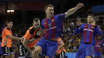 El barcelonista Andersson intenta lanzar.