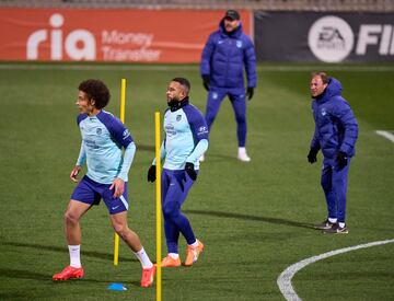 Entrenamiento Depay con el Atlético.