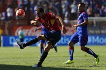 El jugador de Union Española, Nicolas Belardo, izquierda , disputa el balon con Sebastian Ubilla de Universidad de Chile durante el partido de primera division en el estadio Santa Laura de Santiago, Chile.
