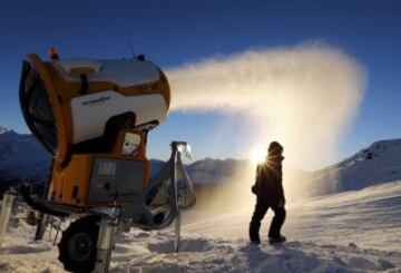 El deportista de snowboard José Martínez chequea un cañón de nieve artificial en Verbier, Suiza.