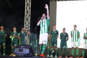 Joaquín fue uno de los más aclamados en la presentación de las equipaciones del club andaluz.