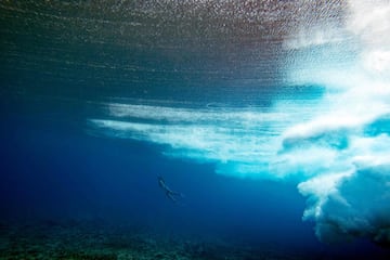 Una nadadora bajo las olas. 