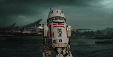 R5-D4 es un personaje clásico aunque muchos tal vez no lo recuerden. Fue rechazo por tío Owen y por Luke Skywalker cuando lo adquirieron a los jawas y falló antes de llegar a sus nuevos amos. En este episodio de The Mandalorian, Din Djarin lo compra con un objetivo en mente: que explore Mandalore para saber si el aire es respirable o no. Misión cumplida (a medias, porque unas criaturas lo atacan).