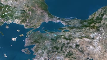 Estrecho natural que goza de una importancia geográfica, histórica y geopolítica inigualable, ya que es el único paso que conecta el Mar Negro con el Mar de Mármara. Su característica más notable es que sirve de frontera natural entre Europa y Asia, dividiendo en dos la ciudad de Estambul (Turquía), lo que la convierte en la única metrópolis transcontinental del mundo.