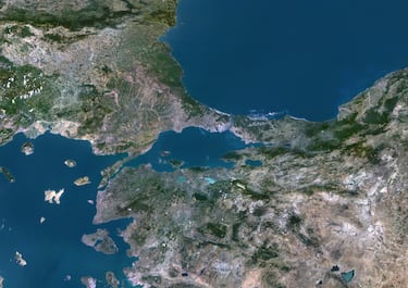 Estrecho natural que goza de una importancia geográfica, histórica y geopolítica inigualable, ya que es el único paso que conecta el Mar Negro con el Mar de Mármara. Su característica más notable es que sirve de frontera natural entre Europa y Asia, dividiendo en dos la ciudad de Estambul (Turquía), lo que la convierte en la única metrópolis transcontinental del mundo.