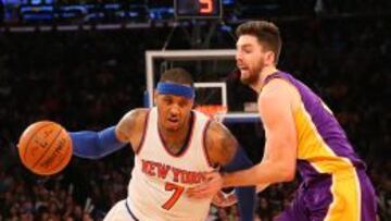 Carmelo Anthony dribla ante Ryan Kelly.