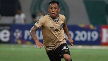 El mediapunta peruano no pasa por un buen momento en el Santos de Sampaoli, arranca como suplente en la mayoría de partidos y aporta poco.