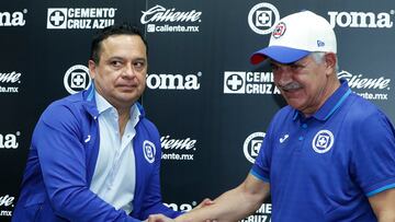 MEX7251. CIUDAD DE MÉXICO (MÉXICO), 23/02/2023.- El presidente de Cruz Azul, Víctor Velázquez (i), da la bienvenida al técnico Ricardo Ferretti (d), durante su presentación como nuevo entrenador del equipo de Cruz Azul, hoy durante una rueda de prensa en la Ciudad de México (México). EFE/Mario Guzmán