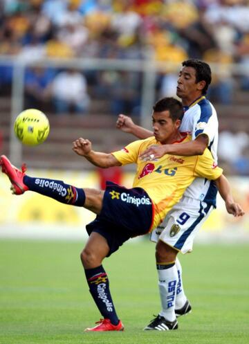 Debutó con Monarcas el 6 de agosto de 2006.