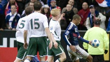 A diez a&ntilde;os de la hist&oacute;rica mano que puso a Francia en el mundial de Sud&aacute;frica 2010, el exjugador de LA Galaxy se lanz&oacute; contra el nuevo entrenador de Montreal Impact.