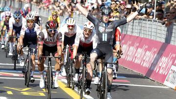 Alberto Dainese celebra su victoria al esprint por delante de Gaviria y Consonni.