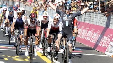 Alberto Dainese celebra su victoria al esprint por delante de Gaviria y Consonni.