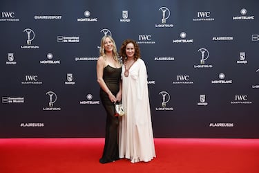 Las deportistas de deportes extremos, ALison Urquhart y Heather Farrer, posan en la alfombra roja de los Laureus 2026.