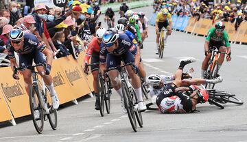 Caleb Ewan y Peter Sagan se van al suelo unos metros antes de la llegada a meta. Ewan, con la clavícula rota, no estará en la salida de mañana.