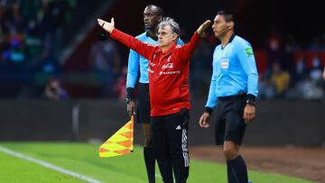 MEXICO CITY, MEXICO - MARCH 24: Gerardo Martino Coach of Mexico gestures during a match between Mexico and United States as part of Concacaf 2022 FIFA World Cup Qualifiers at Azteca Stadium on March 24, 2022 in Mexico City, Mexico. (Photo by Hector Vivas/Getty Images)