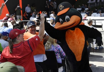 LOS ANGELES, CA - JULY 17: Baltimores Orioles mascot celebrates after Robert Manfred, commissioner of Major League Baseball, announced Jackson Holiday as the first pick by the Baltimore Orioles during the 2022 MLB Draft at XBOX Plaza on July 17, 2022 in Los Angeles, California.   Kevork Djansezian/Getty Images/AFP
== FOR NEWSPAPERS, INTERNET, TELCOS & TELEVISION USE ONLY ==